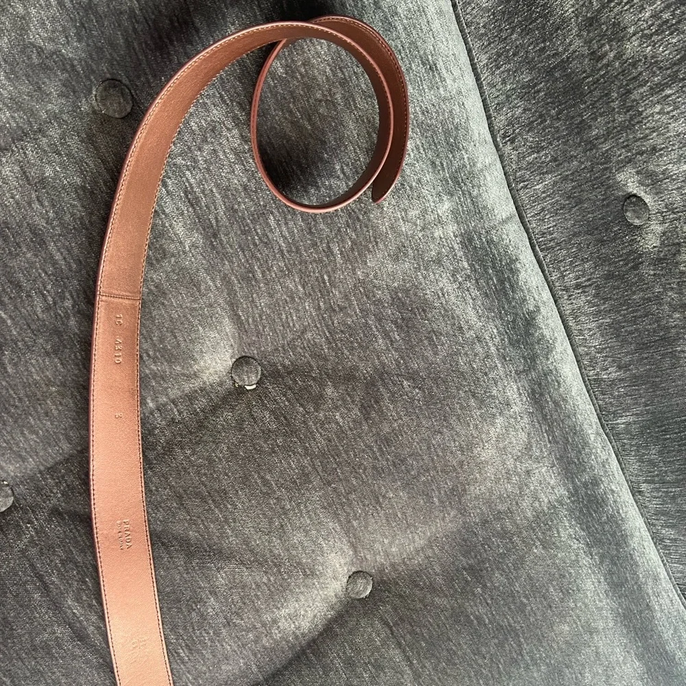 Auth. PRADA metallic dust pink leather belt with stone buckle, new without tags - Picture 5 of 13